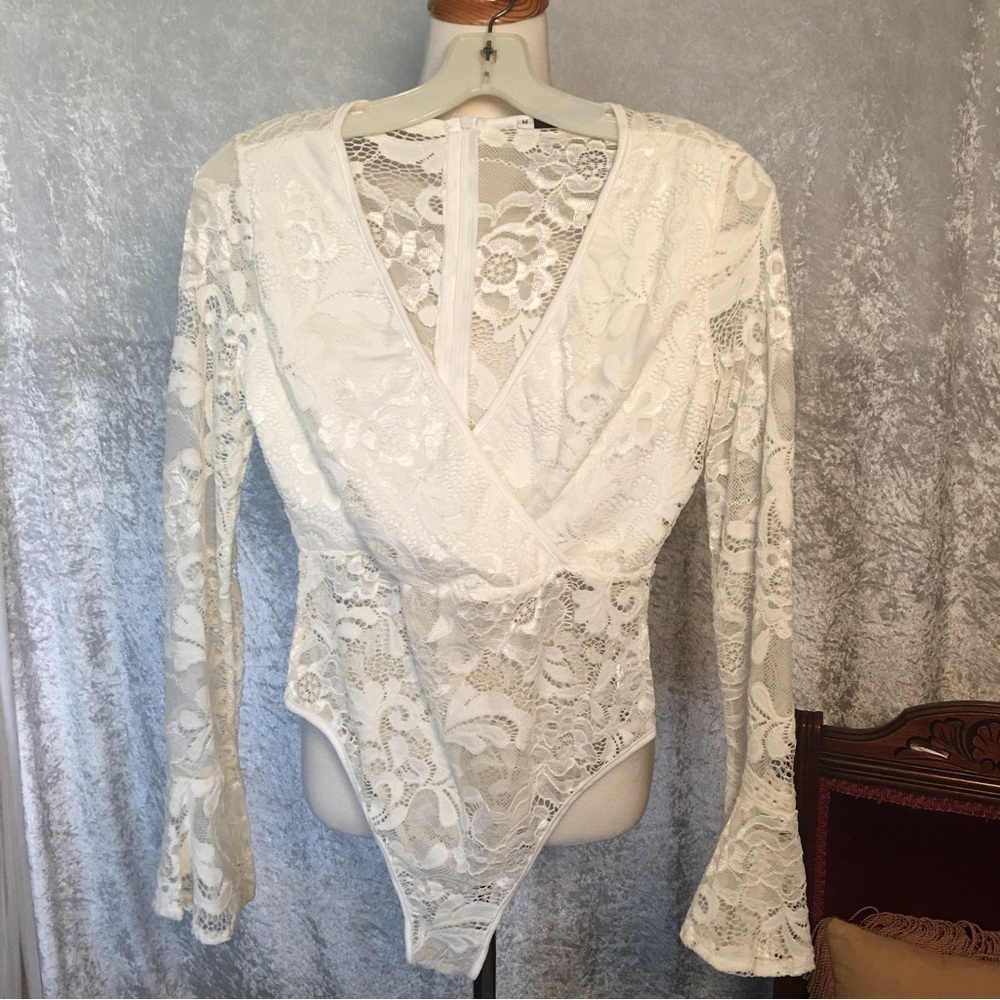 Go Jane white lace Body suit lined Size Medium NWOT